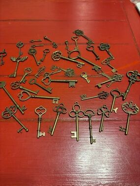 Bag of Antique looking Skeleton Keys - Brass Tone. (#42)
